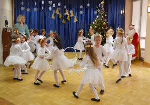 Dzieci z grupy IV tańczą dla Świętego Mikołaja